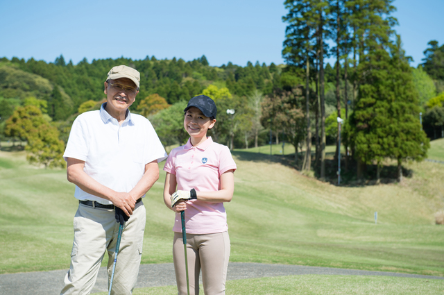 年齢問わず続けられるゴルフは、健康維持にもストレス発散にも効果あり