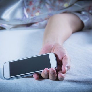 ニュースをチラッ 買い物ポチッ やめられない 寝る前スマホ 頭痛が悪化した私を救ったのは 毎日が発見ネット