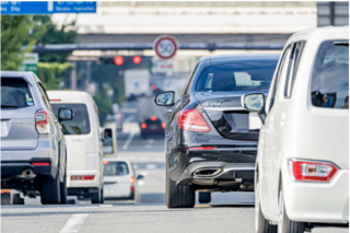 信号待ちをしていると...ドンッ！ 車を当て逃げした悪質ドライバーの「ありえない言い訳」