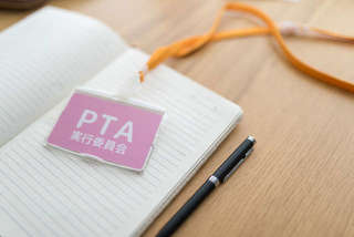 「ここは喫茶店か？」PTA定例会で雑談が止まらない3年役員達。低学年役員は黙りこくり...／かづ