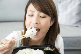 彼女に「満腹」はないの!? 勤務中ずっとモグモグ食べている同僚女性の食欲の原因は...