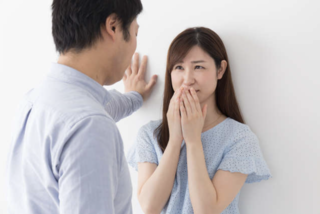 職場の先輩が不倫男だった！誰彼かまわず手を出す彼に、「壁ドン」で迫られた私は...