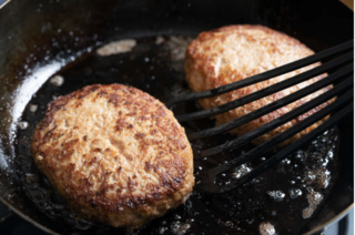 隠し味にそんなものを...⁉︎我が家の絶品ハンバーグを「家族以外には食べさせられない」理由