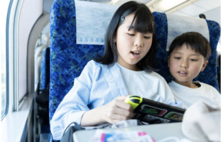 「この非常識親子、大丈夫!?」電車内で騒ぐ子どもに注意したら...父親の対応にびっくり！