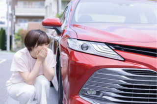 「駐車場で隣人の車にぶつけてしまった。でも...行かなきゃ！」急用のため手紙を置いて去ったら...＜前編＞