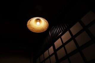 亡くなった夫の怨念...？ 家主のいない古家で勝手につく灯りに背筋が凍る／chii