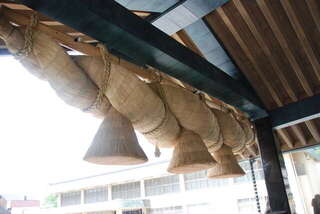 誰もいないはずの神社で「ドン！」と押され、その後撮った写真には正体不明の青い光が...！＜後編＞