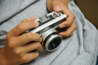 実家の写真の片付けで「捨てないで」と言う認知症の母。写真を裏返してみるとその「答え」が...＜後編＞