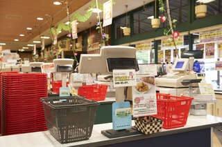 3人子連れでレジ待ち中、喧嘩を始めた息子たち。どうしよう...とその時、知らない男性が！＜前編＞