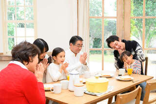 外食先でケーキのフィルムをペロペロ!?「義家族の食事マナー」にあ然。夫に注意すると衝撃の返答が！＜前編＞