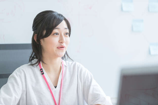 上司不在時に雑談ばかりの「52歳の同僚女性」を秒で黙らせた新人の「痛快な一撃」にスカッ!<前編>