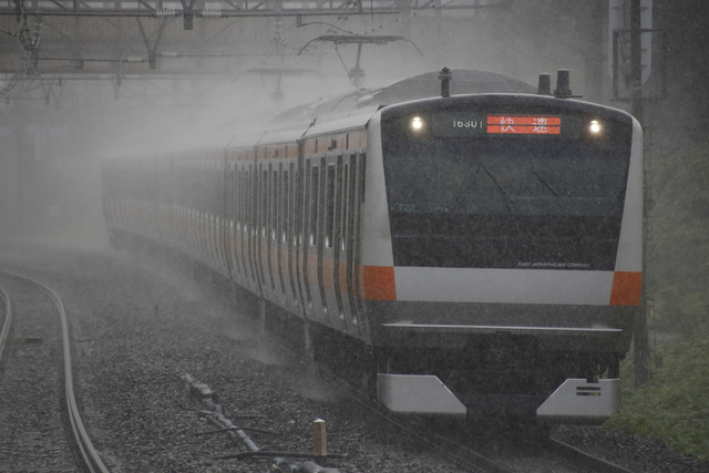 ゲリラ豪雨で満員電車が立ち往生！ 満足に身動きも取れない過密空間と化した車内の緊迫の90分 48.jpg