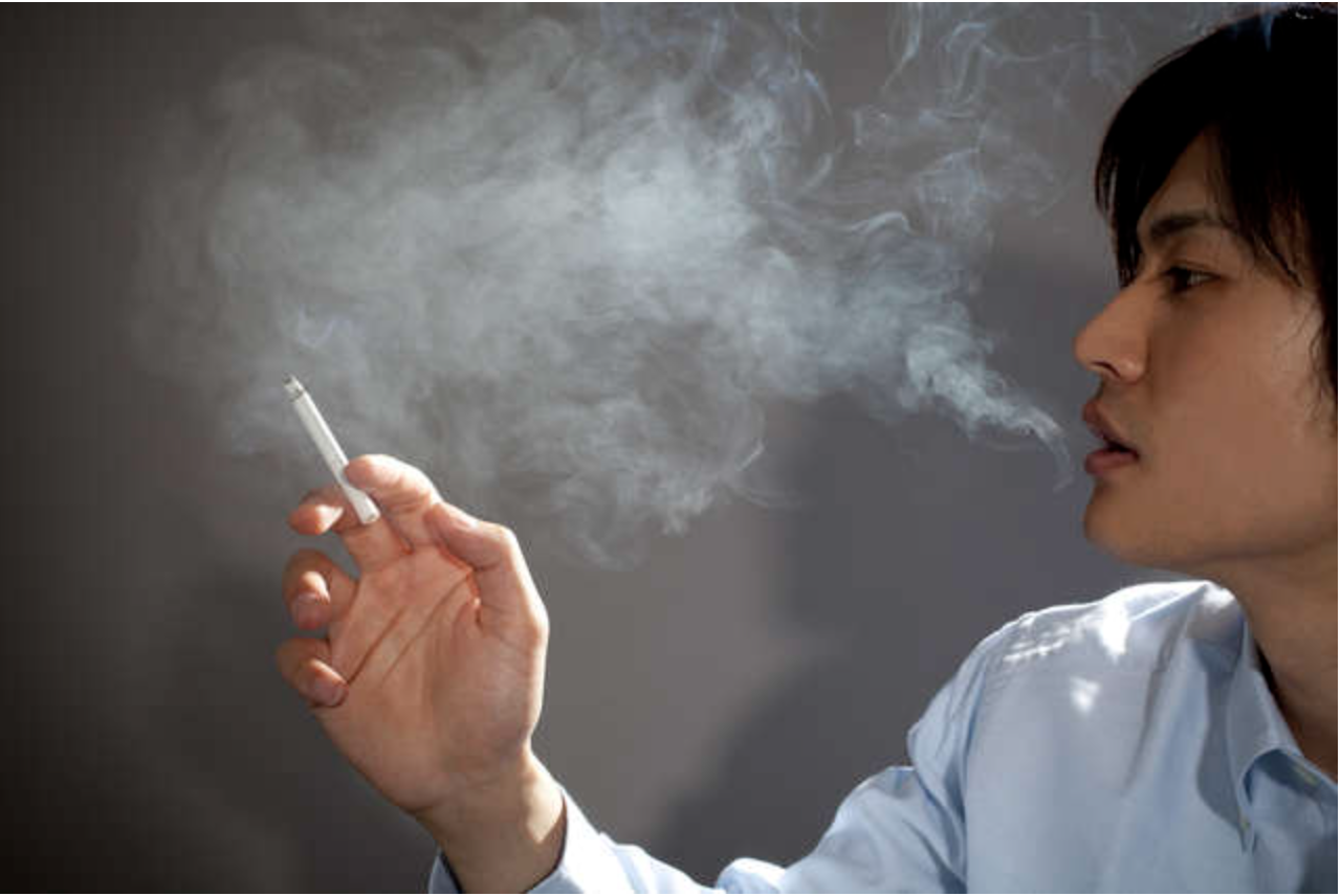 「タバコは健康にいいんだよ」職場の先輩に力説されて...若き日のホロ苦い思い出【みなさんの体験記】
