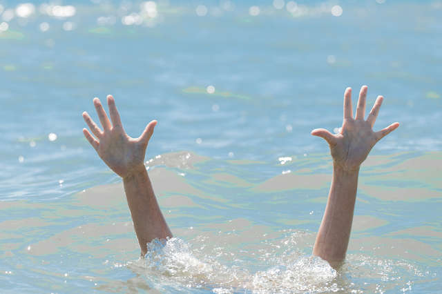 「楽しんでない！ 溺れてんねん！」海で遠のいていくボートの影に絶望。手を振り助けを呼ぶと夫は