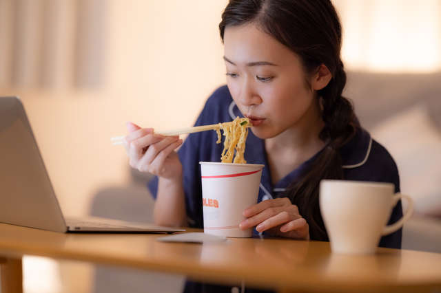 寝る直前にカップ麵、おにぎり...ありえない「デブ活」が私にとっての「健康習慣」なんです！ 37.jpg