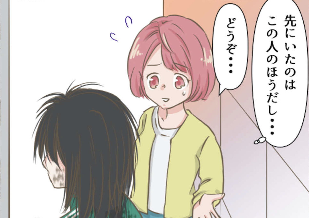 恐怖体験! トイレにいたズタボロの不気味な女性...「あれ? 私にしか見えてない!?」【ショート漫画】