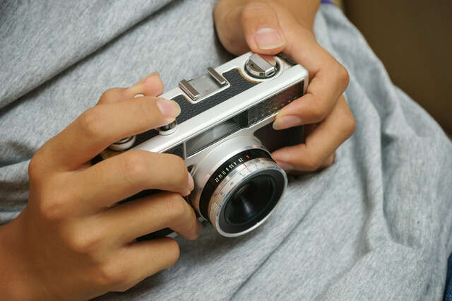 実家の写真の片付けで「捨てないで」と言う認知症の母。写真を裏返してみるとその「答え」が...＜後編＞