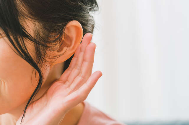 「聞こえづらさ」にさよなら！ヒアリングアシストイヤホン『MIMIO ASSIST ONE』を試してみた pixta_87595906_S.jpg