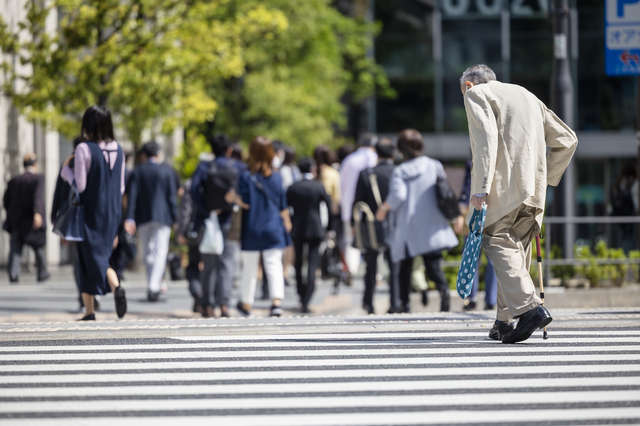 青信号点滅の間に渡れない速度の老人は300万人以上。日本が抱える介護問題／道路を渡れない老人たち