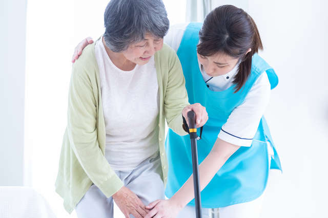 日本の介護は予防の考えが少ない。現状では約32万6千人の待機老人は増え続ける／道路を渡れない老人たち