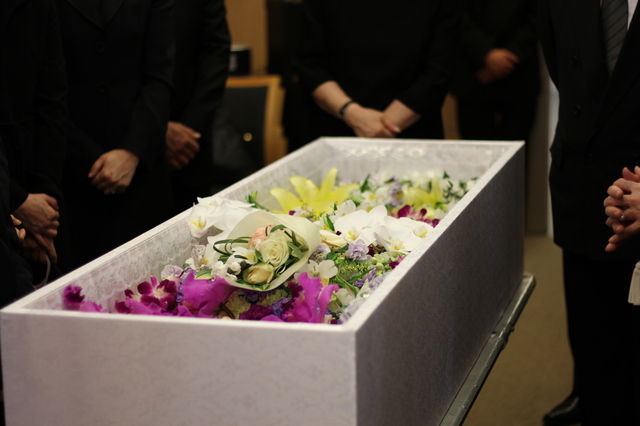 シンプルな葬式なら費用は約20万円。ネットの利用で費用が抑えられることも pixta_31406009_S.jpg