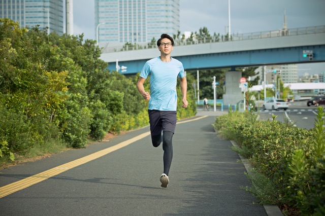 運動だけで体形維持するには月間350ｋｍ走る必要がある？／稼げる男は食事が９割（４） pixta_33971628_S.jpg