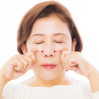 小鼻の脇からグッと引き上げて ほうれい線に効く 指鍼 毎日が発見ネット