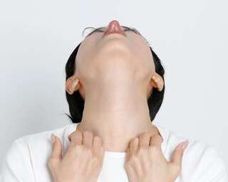 二重あごと首のシワの解消をめざす！「舌出しロングネックストレッチ」