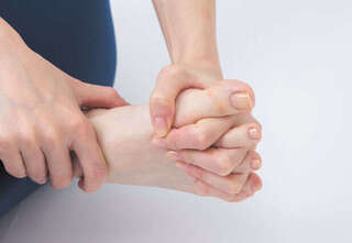 【坐骨神経痛には「足指ひろげ」】ひろげて回して足指の柔軟性を高める「足指ひろげ」