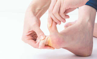 【坐骨神経痛には「足指ひろげ」】足の筋肉をうまく使うため足指をタテに動かす