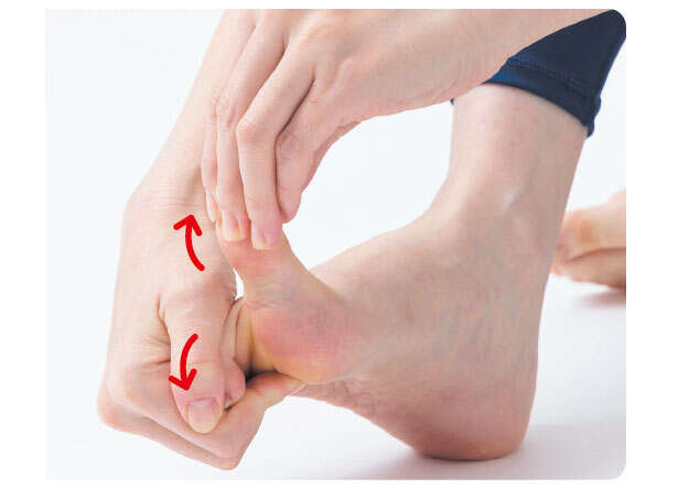 【坐骨神経痛には「足指ひろげ」】足指をまとめてタテに動かして指の付け根をしっかり伸ばす 004-2.jpg