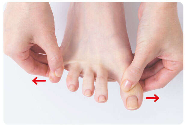 【坐骨神経痛には「足指ひろげ」】足指をヨコにひろげる。続けるうちに足指が動きやすく 005-7.jpg