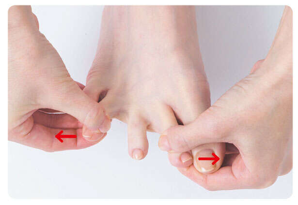 【坐骨神経痛には「足指ひろげ」】足指をヨコにひろげる。続けるうちに足指が動きやすく 005-8.jpg