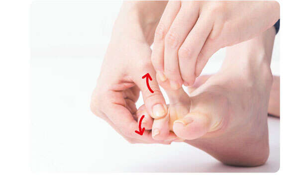 【坐骨神経痛には「足指ひろげ」】足の筋肉をうまく使うため足指をタテに動かす 03004.jpg