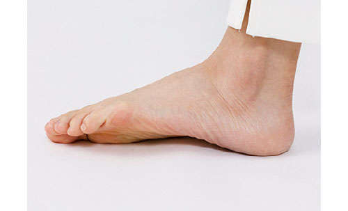 O脚タイプに効く「親指ふんばり歩き」。1mmの小指上げを意識することで効果てきめん！