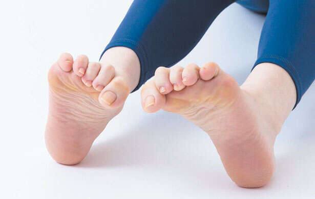 【数分でできる坐骨神経痛対策】足の奥の筋肉を活性化！足のアーチが崩れるのを防ぐ 足指ひろげで坐骨神経痛はよくなる-32-3.jpg