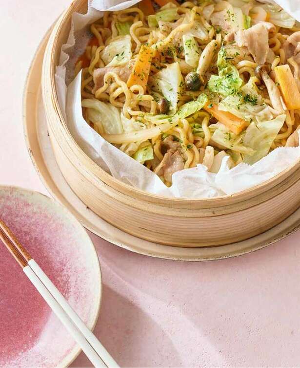 【話題のせいろ蒸しレシピ】「ソース蒸し焼きそば」なら、炒めるより麺がもっちもちに! 14410945_615.jpg