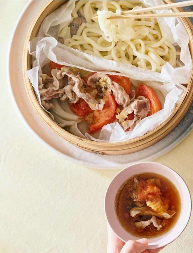 【ブームのせいろ蒸し】うどんと具を一気に仕上げる！「豚肉とトマトの蒸しうどん」のレシピ 14411404_615.jpg