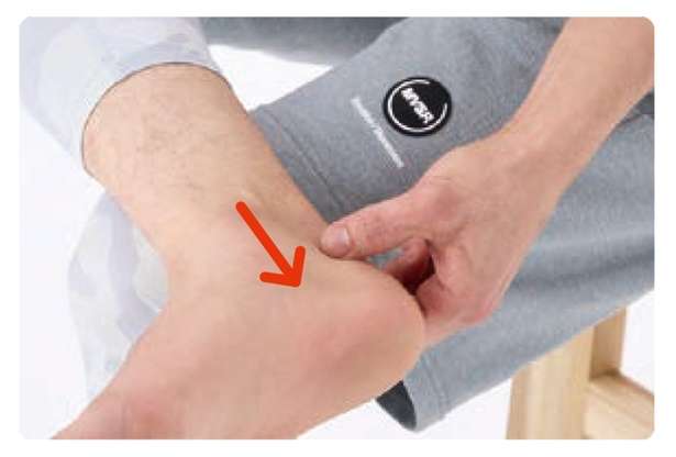 「足首」がかたいと、ひざや股関節の痛みや腰痛につながることも。ほぐすための1日1分ケア 14452774_615.jpg