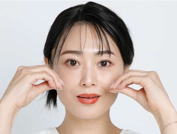 自然な笑顔を作る！「脱力スマイル」で表情の老けグセを抜くトレーニング