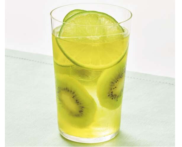 食欲抑制＆二日酔い対策！ビタミンC豊富な「キウイ緑茶」のレシピ