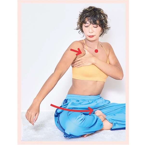 巻き肩・五十肩に効く！ 「胸の前で腕回し」で脇肉もすっきりケア 14831342_615.jpg