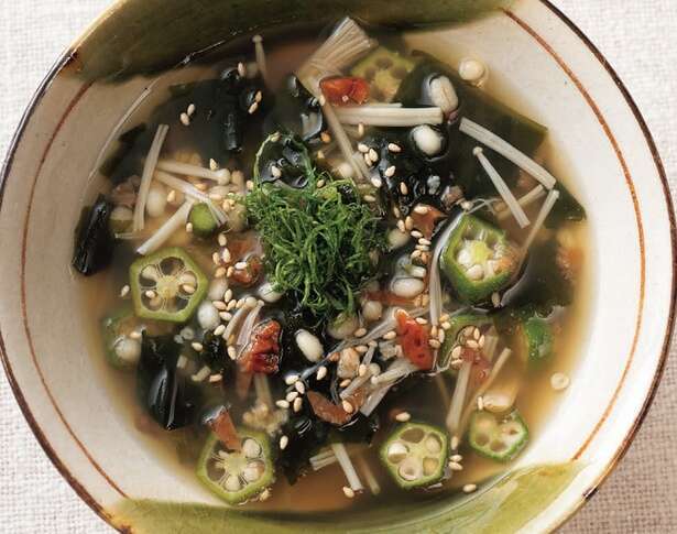 水溶性と不溶性、2つの食物繊維が便通を促進！「すっきり梅だしスープ」【管理栄養士考案】