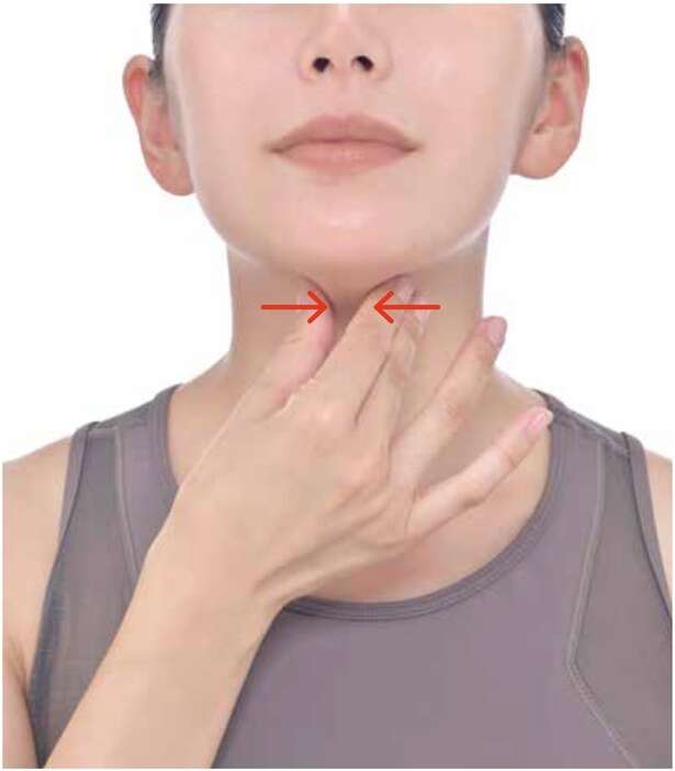 冬の不調を指先で解決！ 風邪の季節に備える「のど潤し指リンパ」3ステップ 15614744_615.jpg