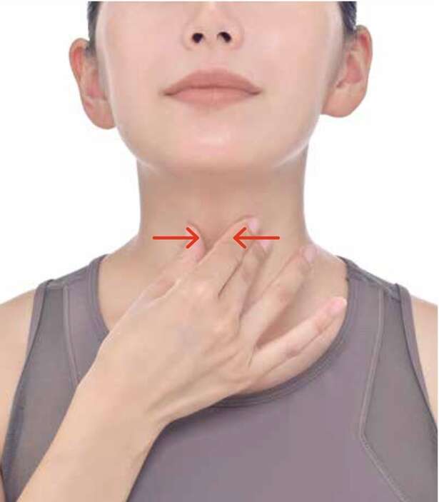 冬の不調を指先で解決！ 風邪の季節に備える「のど潤し指リンパ」3ステップ 15614745_615.jpg