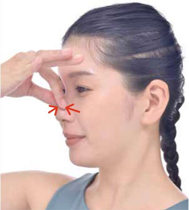 【1日30秒でケア】ゆるんだフェイスラインをキュッと上向かせる「指リンパ」 15614838_615.jpg