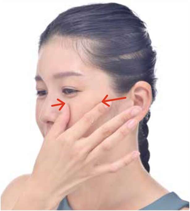 【1日30秒でケア】ゆるんだフェイスラインをキュッと上向かせる「指リンパ」 15614839_615.jpg