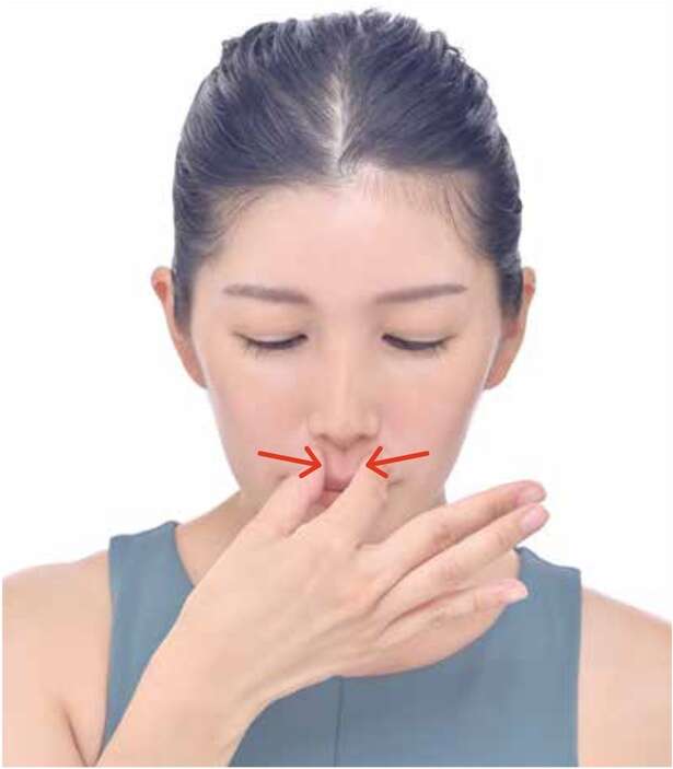 【1日30秒でケア】ゆるんだフェイスラインをキュッと上向かせる「指リンパ」 15614840_615.jpg