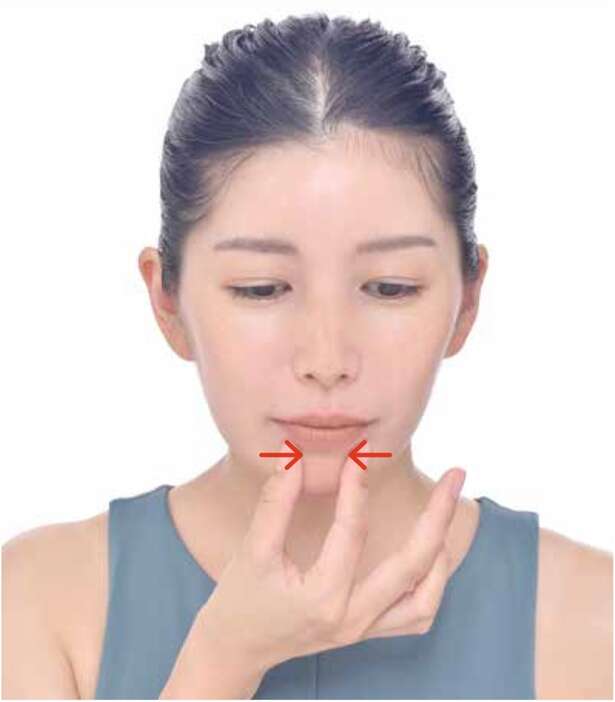 【1日30秒でケア】ゆるんだフェイスラインをキュッと上向かせる「指リンパ」 15614842_615.jpg