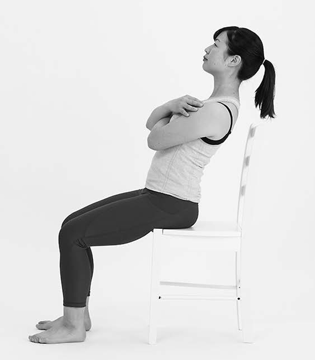 座ったままで腹筋を鍛える「座位での上体起こし」で腰痛予防！／筋肉貯金 1807p111_05.jpg